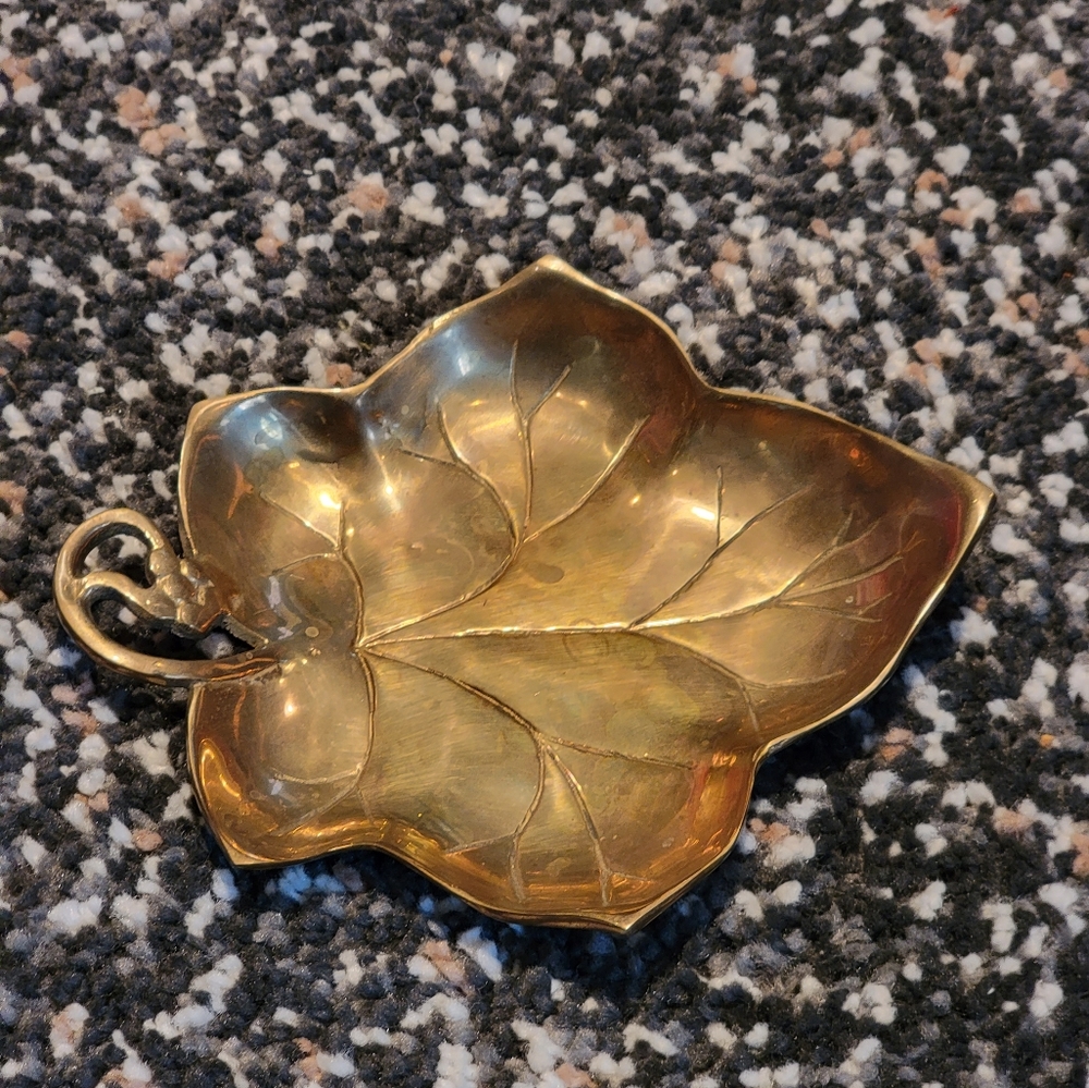 Vintage Heavy weight Shiny Solid Brass Leaf shaped ornate Trinket Dish - Picture 7 of 7